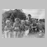 102-0023 Kindergarten Stampelken im Sommer 1942 mit Kindergaertnerin Kaethe Mohns.JPG